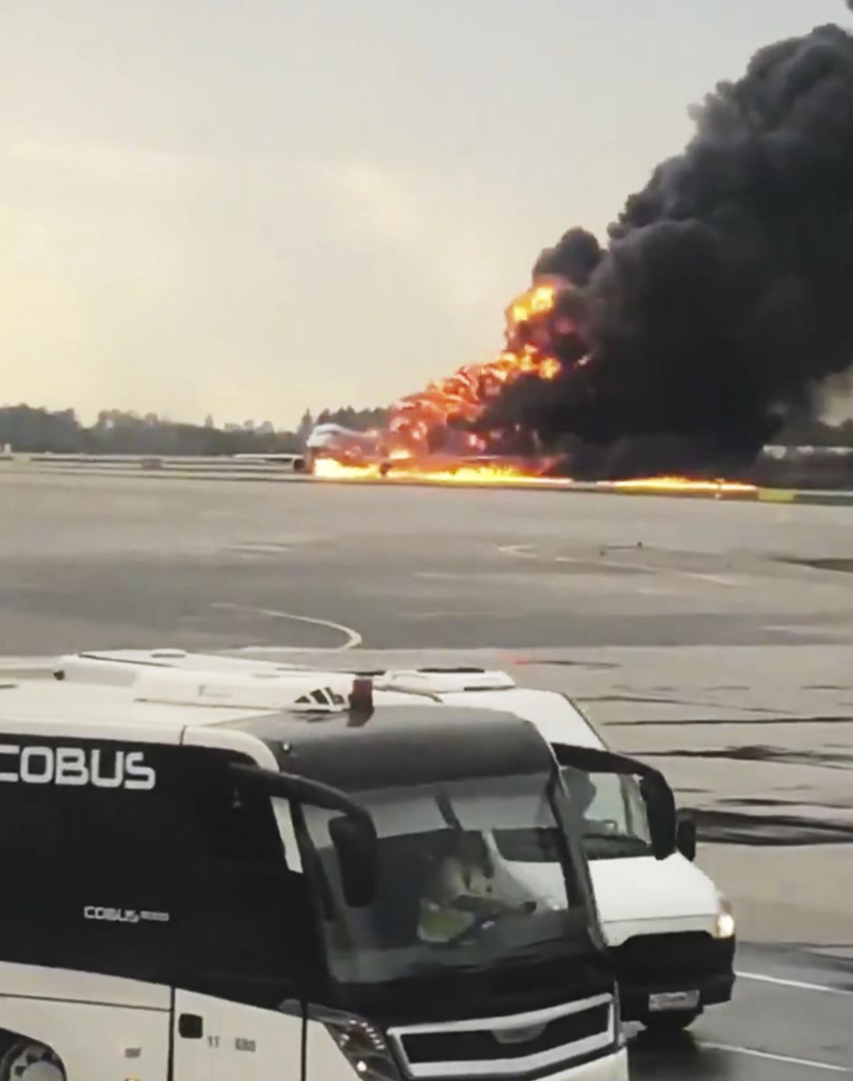 Rusya'da yolcu uçağı iniş yaparken alev aldı: 41 ölü